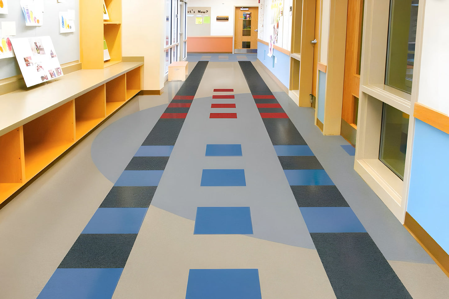 Piso homogéneo gris y azul de BRENETI instalado en colegio, resistente al alto tráfico y fácil de mantener