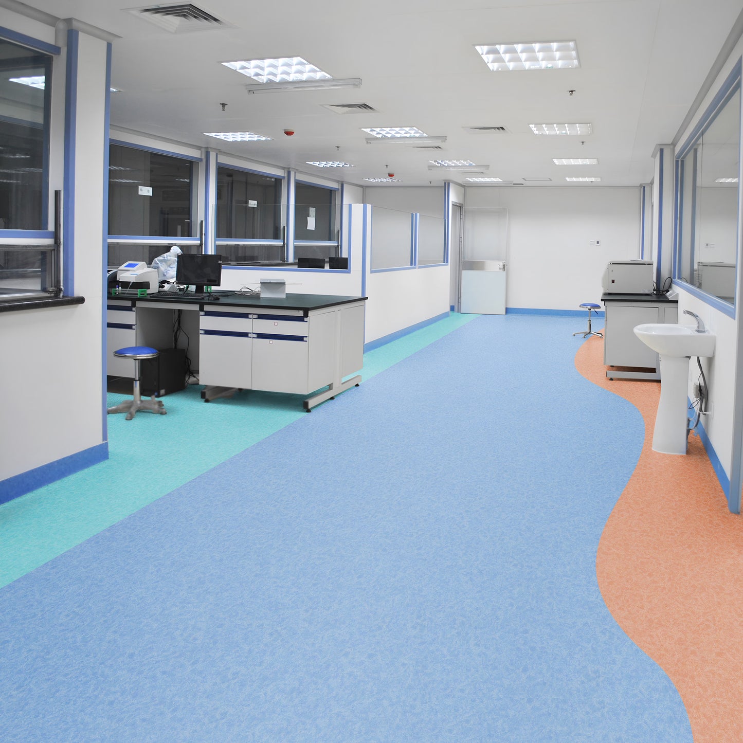 Piso homogéneo BRENETI Celeste Vita para hospital, acabado vinílico higiénico, fácil de limpiar y con alta resistencia al tráfico.