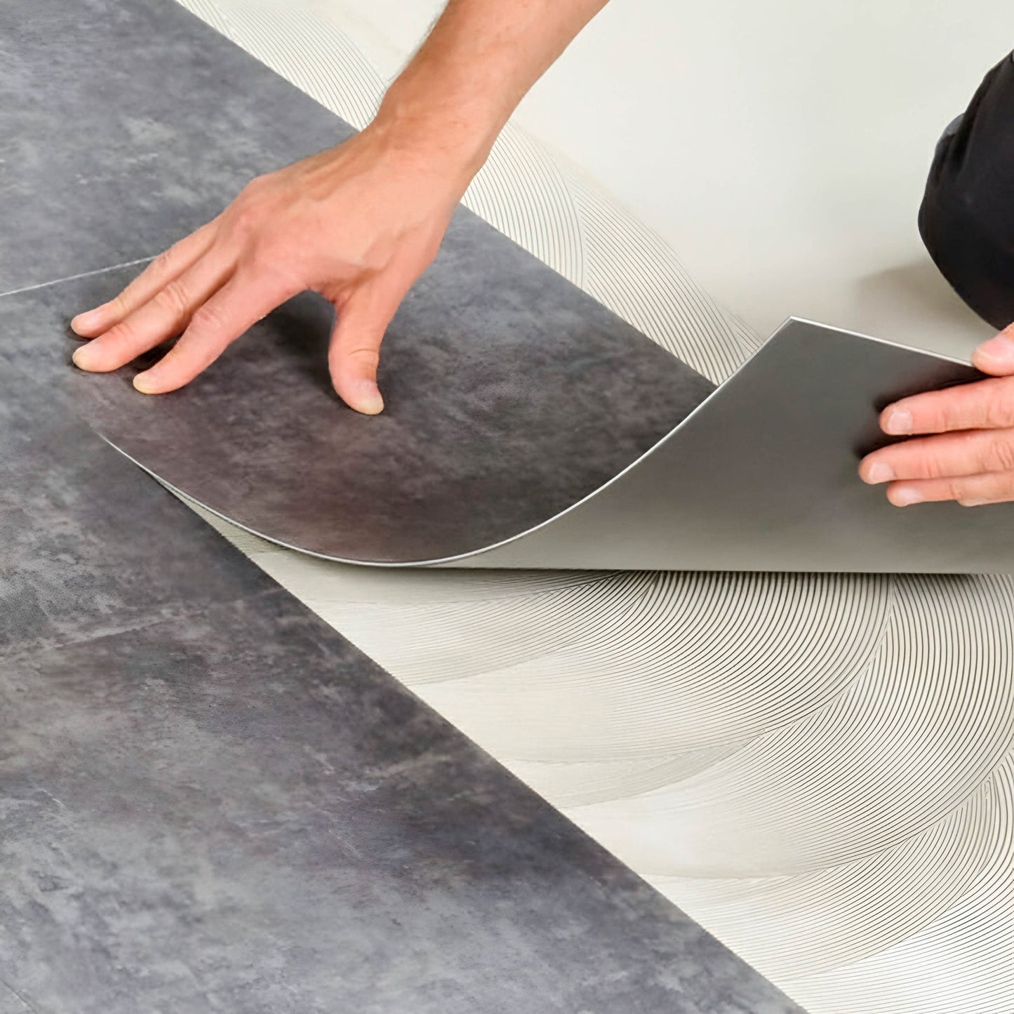 Instalación de pisos LVT BRENETI, ejemplo de montaje vinílico moderno y resistente.