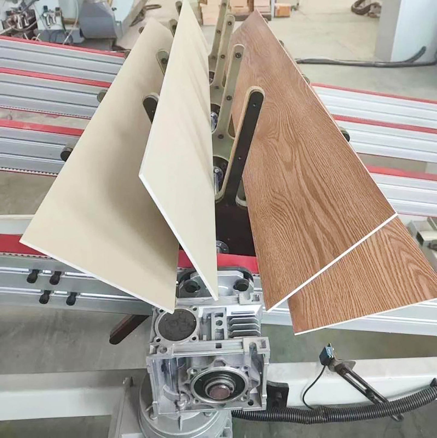 Proceso de fabricación de pisos SPC BRENETI, tecnología avanzada para mayor resistencia y durabilidad frente a la humedad.