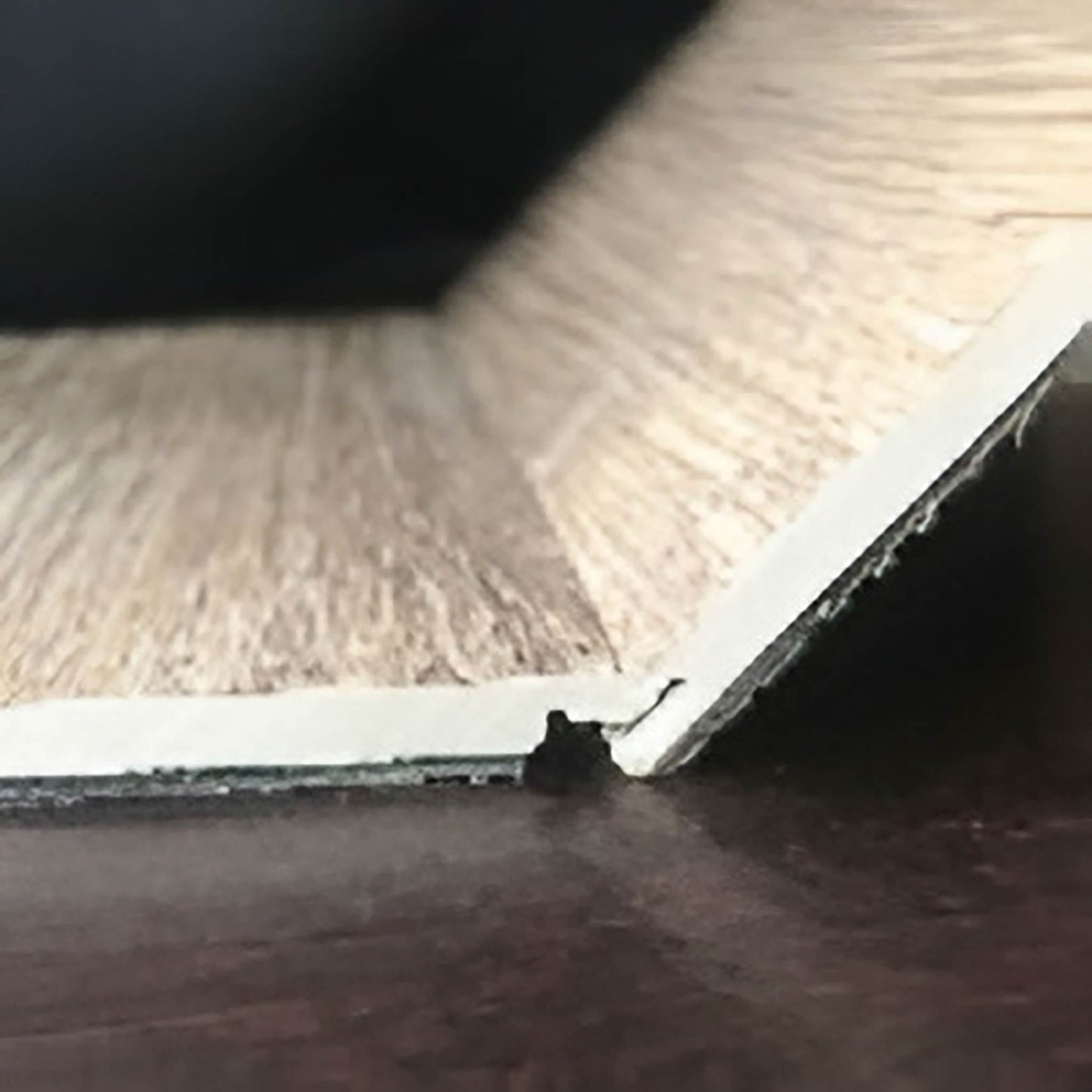 Sistema de instalación clic en piso SPC BRENETI, práctico y seguro en cualquier color.