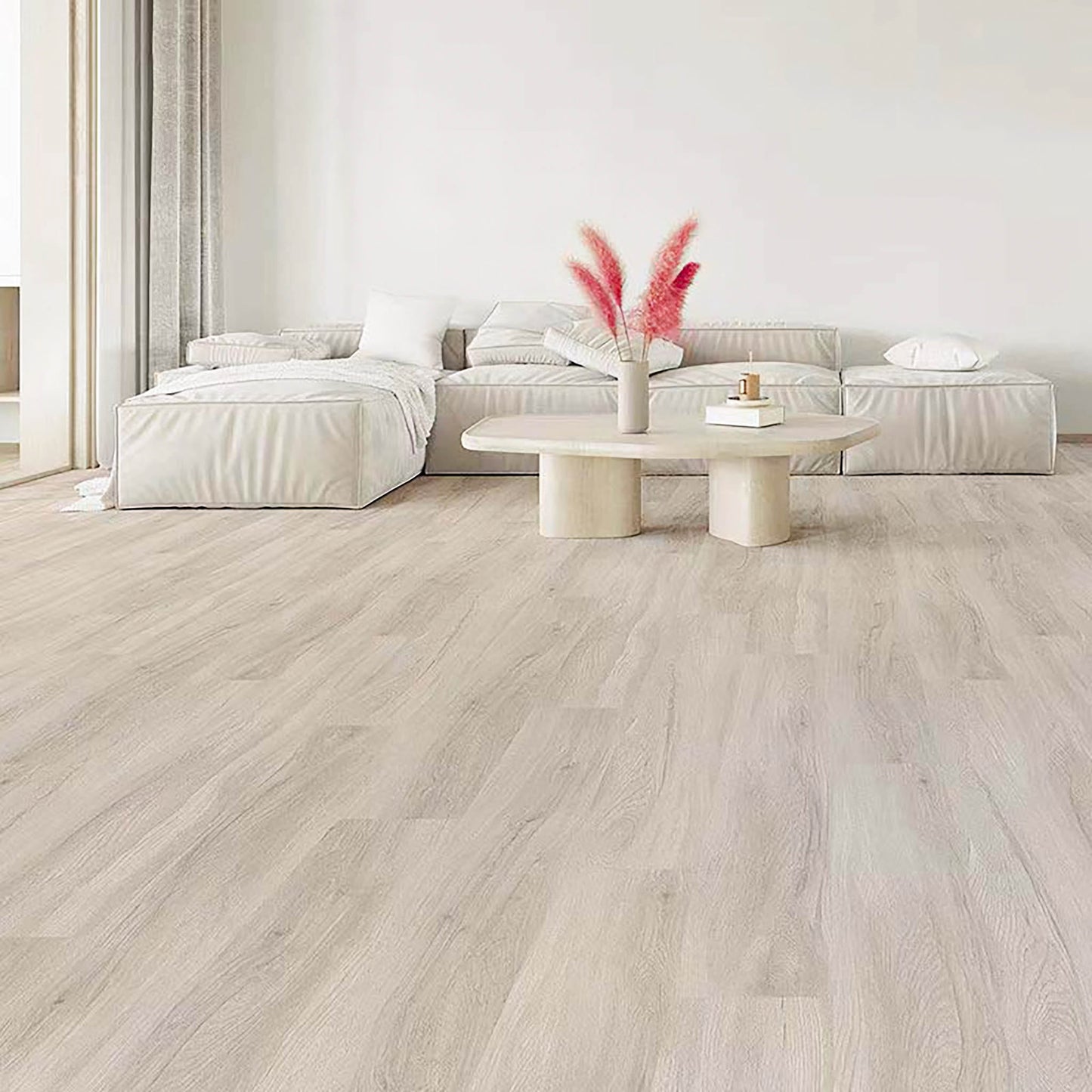 Piso SPC BRENETI Ocaso Beige en tono madera beige cálido, elegante y moderno, con mayor resistencia al agua que los laminados comunes.