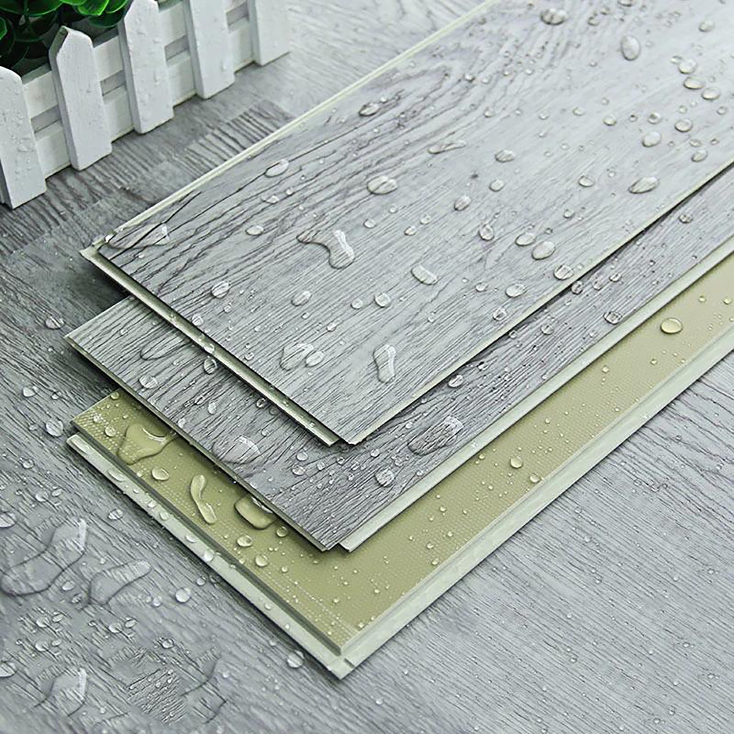 Piso SPC BRENETI en color gris, con mayor resistencia al agua y a la humedad ocasional que los laminados de madera tradicionales.