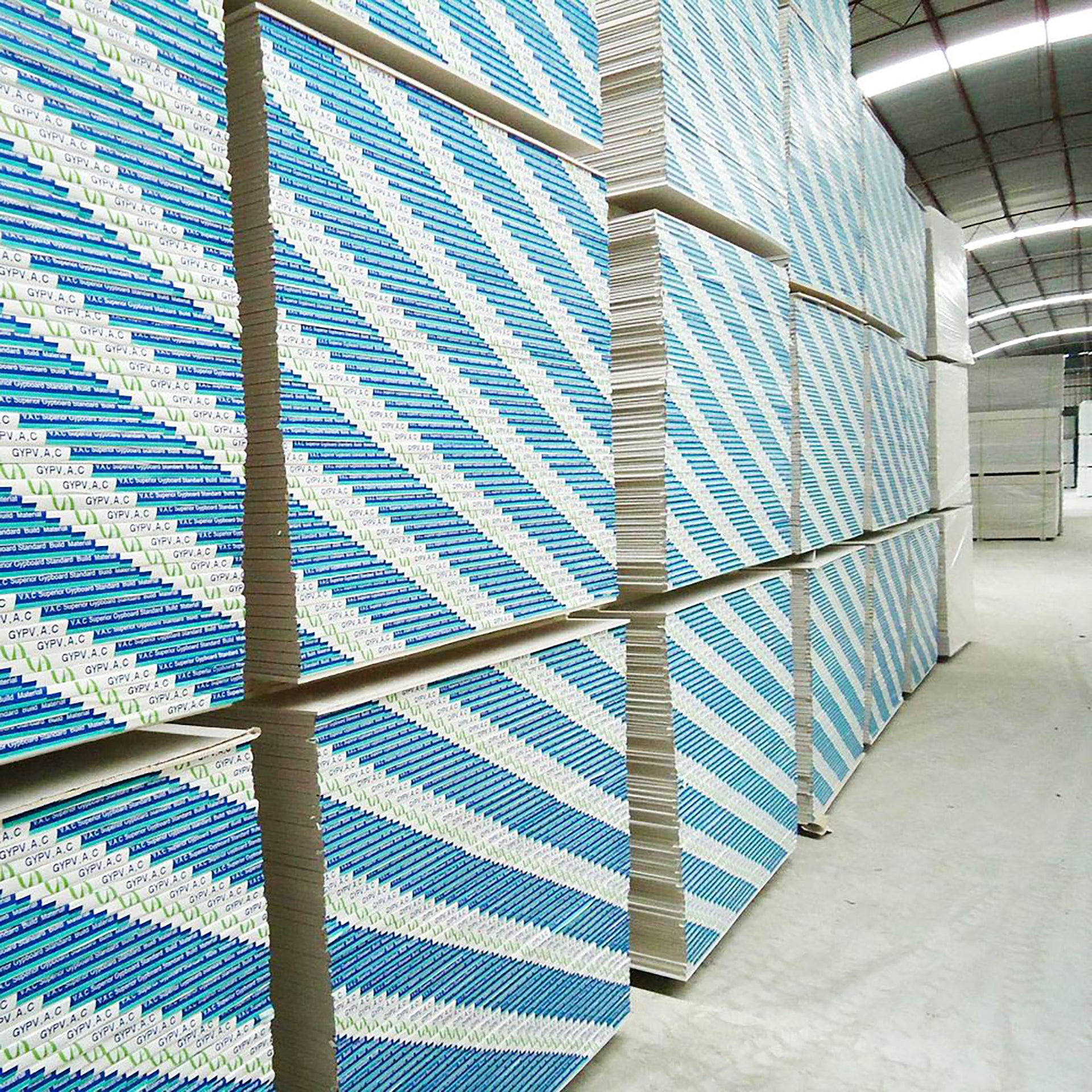 Placas de drywall BRENETI en bodega, apiladas para manejo logístico y distribución.