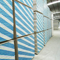 Placas de drywall BRENETI en bodega, apiladas para manejo logístico y distribución.