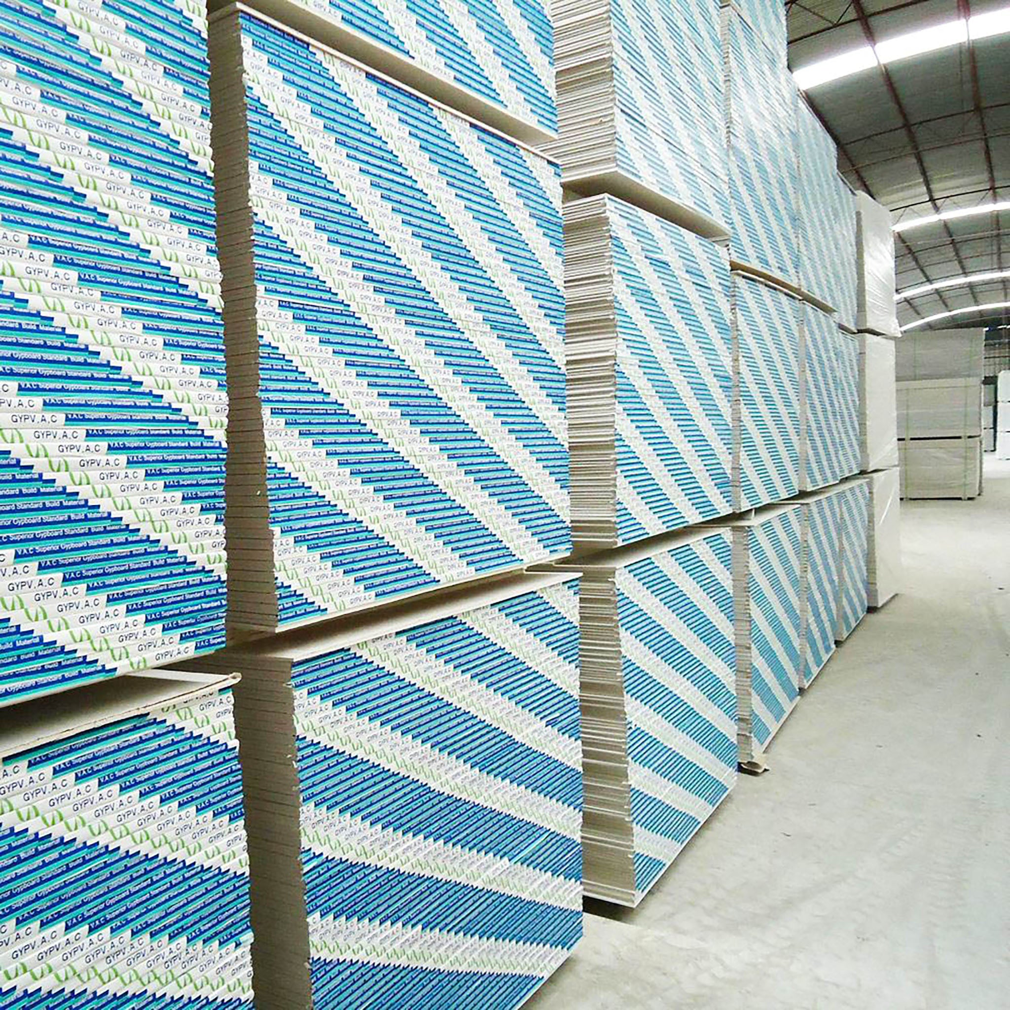 Placas de drywall BRENETI en bodega, apiladas para manejo logístico y distribución.