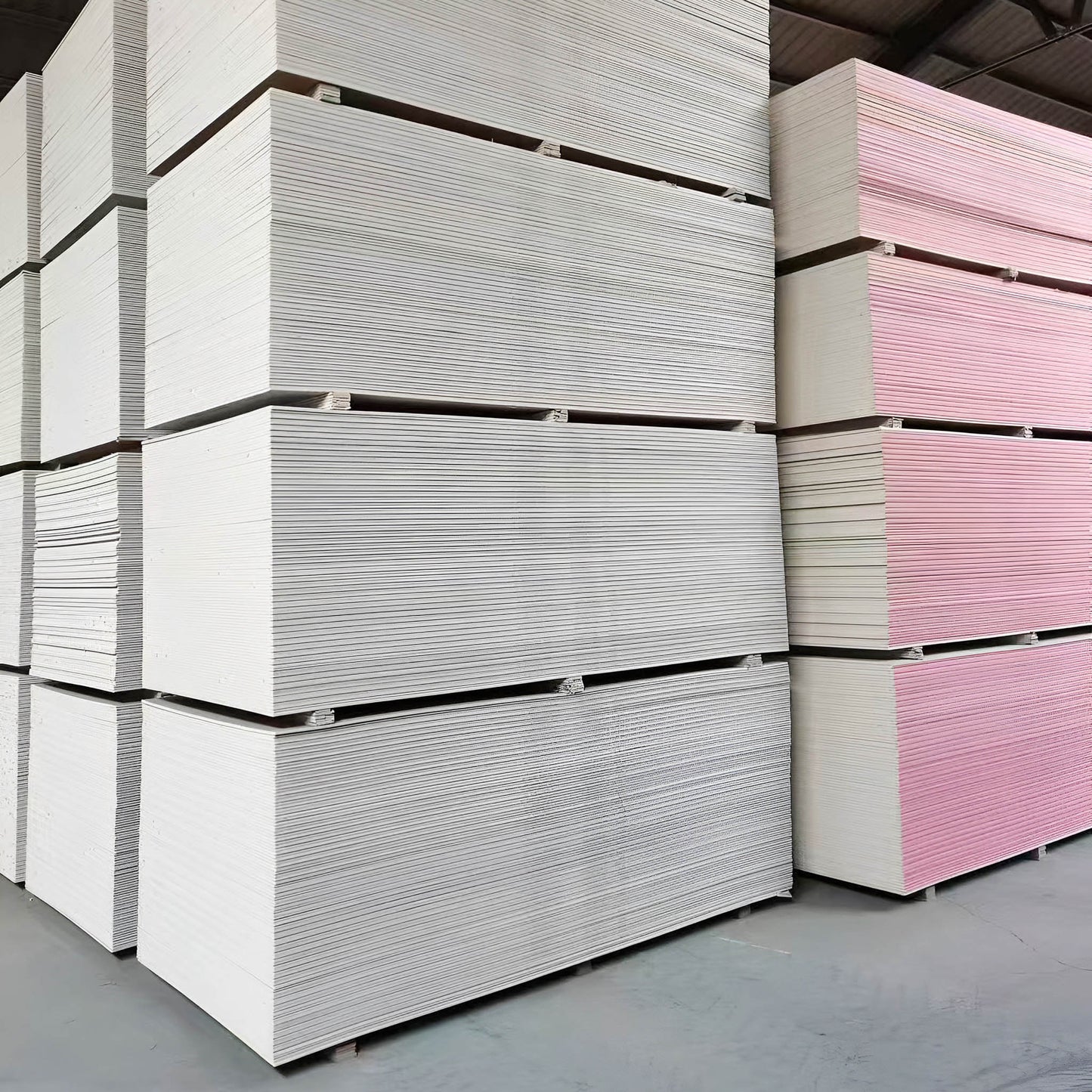 Placas de drywall BRENETI almacenadas en bodega, listas para distribución.