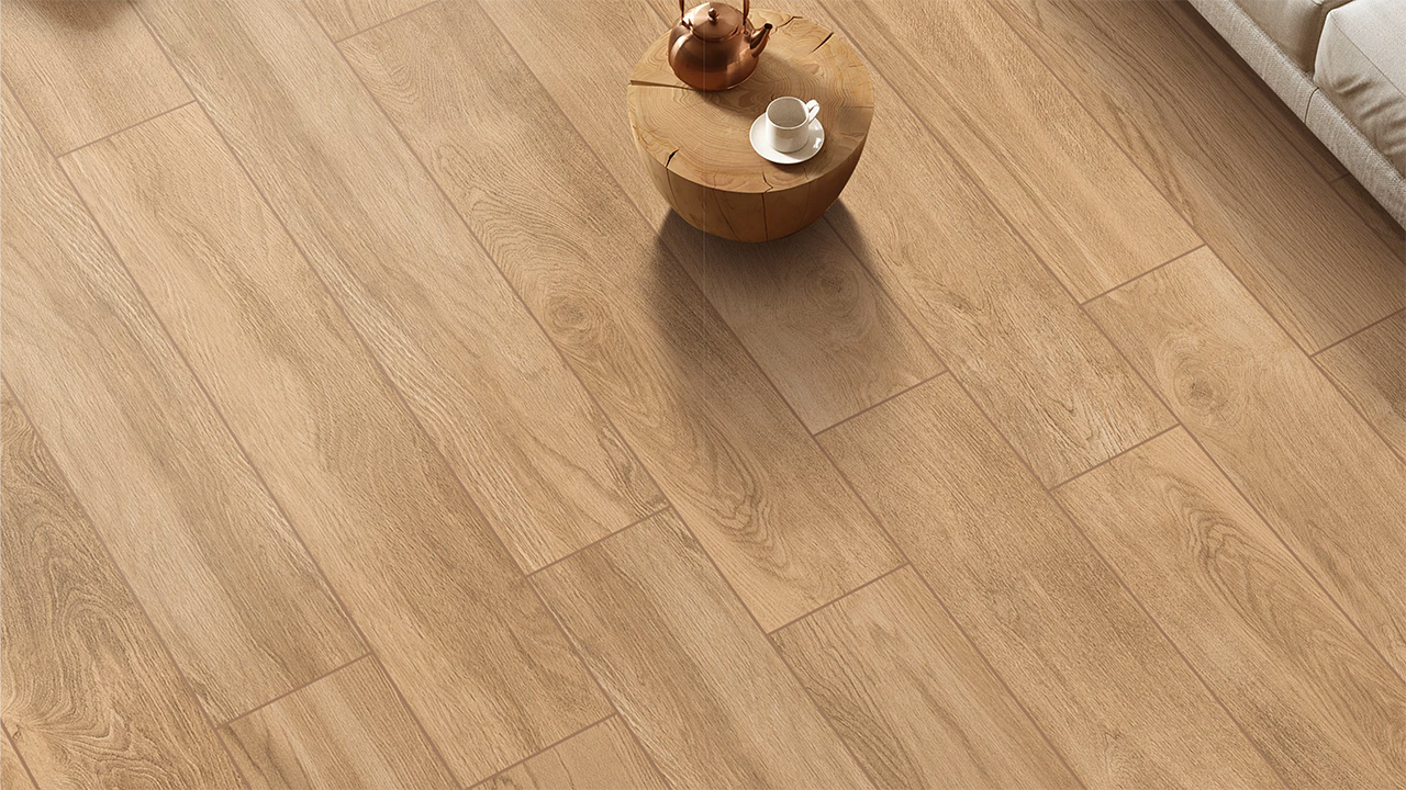 Ambiente moderno con porcelanato diseño madera de BRENETI en el piso principal