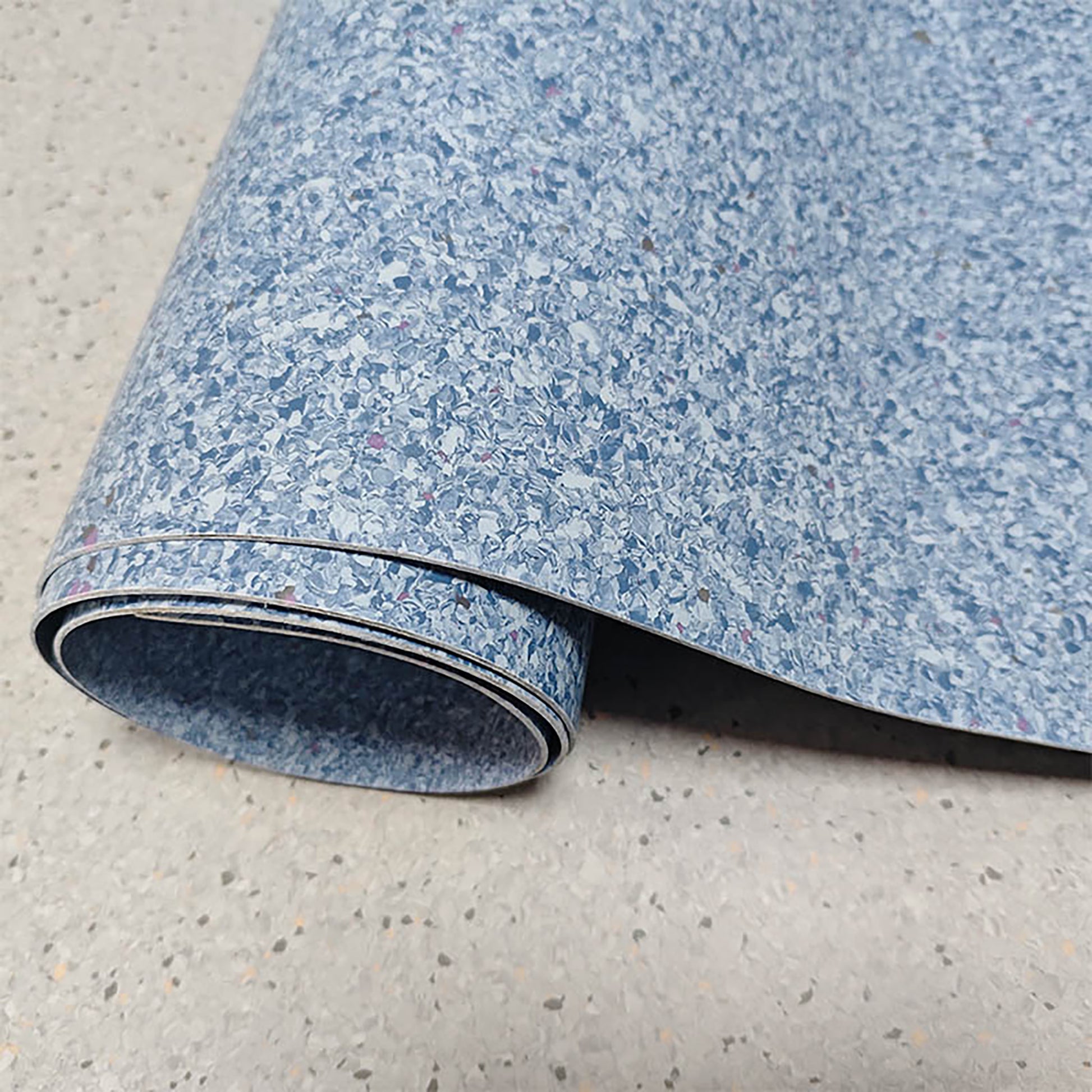 Rollo de piso homogéneo BRENETI Celeste Vita, vinílico flexible, continuo y resistente al alto tráfico.