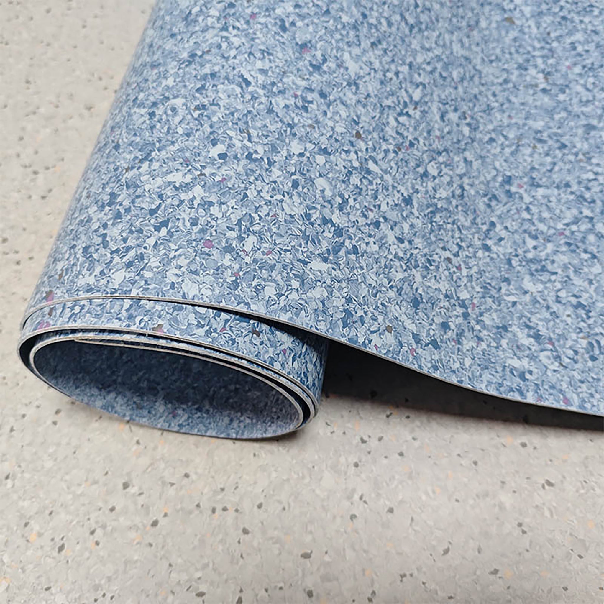 Rollo de piso homogéneo BRENETI Celeste Vita, vinílico flexible, continuo y resistente al alto tráfico.