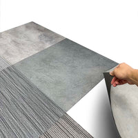 Muestra de piso LVT BRENETI, instalación y detalle del producto vinílico de lujo.