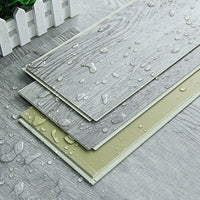 Piso SPC BRENETI en color gris, con mayor resistencia al agua y a la humedad ocasional que los laminados de madera tradicionales.