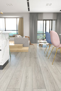 Piso SPC BRENETI Silva Gris, resistente al agua y al alto tráfico, ideal para espacios modernos.